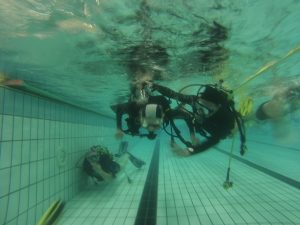 Première plongée sous-marine à - 2 mètres en piscine.