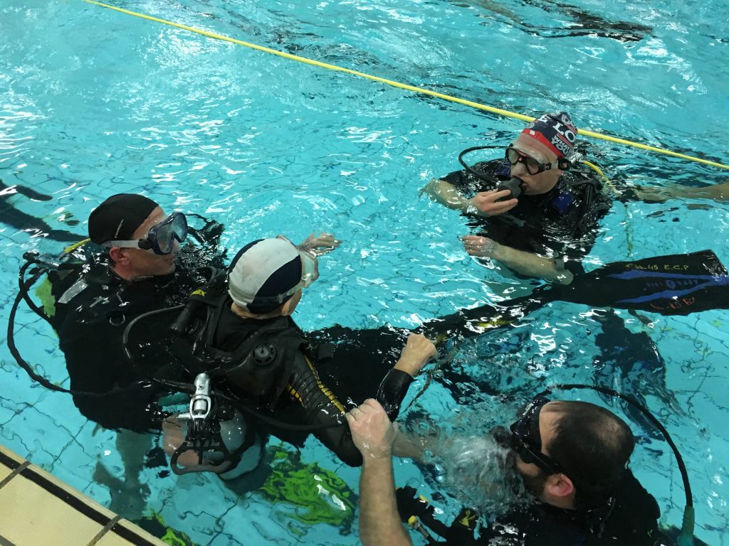 Première plongée sous-marine à - 2 mètres en piscine. Rappel des signes de communications.