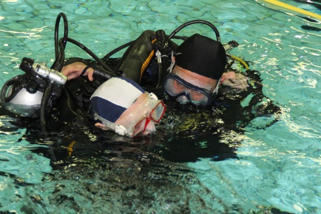 Première plongée sous-marine à - 2 mètres en piscine. Les derniers conseils.