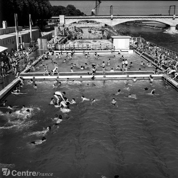 La piscine d'Orléans en 1960. Les deux bassins, 25 et 50 mètres.