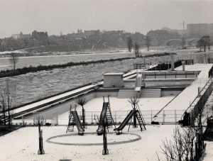 La piscine d'Orléans en 1960. L'aire de jeux, les bassins de 50 et 25 mètres, sous la neige.
