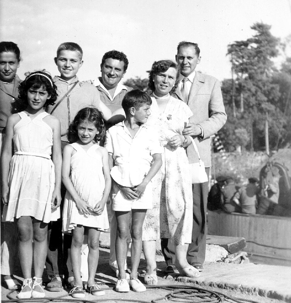 Avec la famille FLON à St Michel-Chef-Chef en 1956